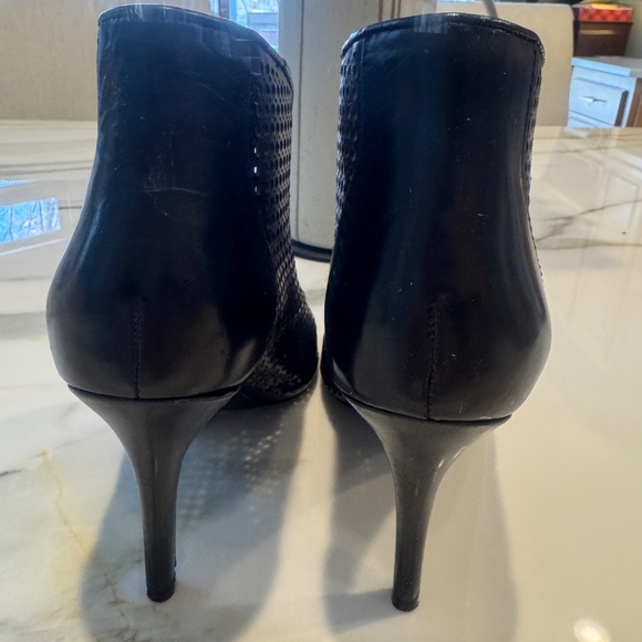 Pre Owned Vince Camuto Black Leather Perforated Hole High Heel Booties sz 7.5 M - Picture 10 of 11